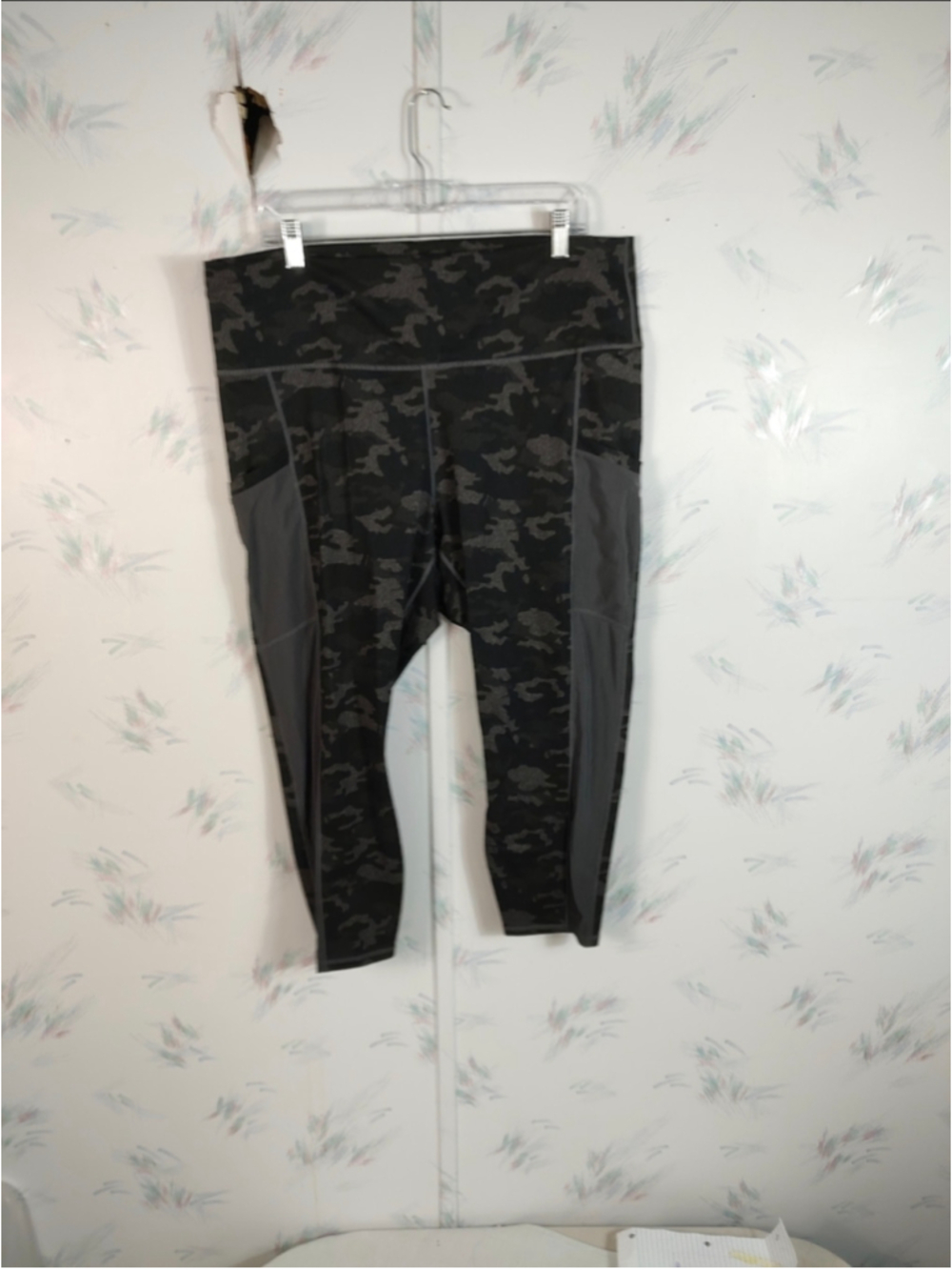 Women's Fabletics Camo Leggings with Pockets Black Grey Powerhold 2X